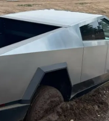 Взагалі не всюдихідний. У Каліфорнії Cybertruck застряг у калюжі