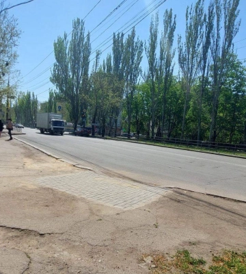 У Миколаєві на декількох зупинках облаштували пологі з’їзди для людей на кріслі колісному