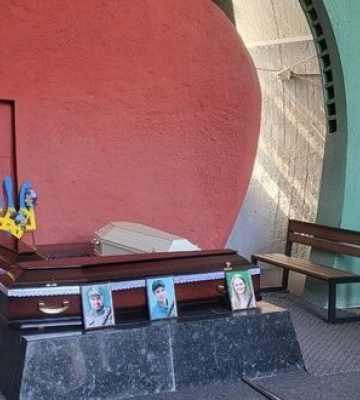 Із 17-річним Данилом Худею та його батьками, які загинули під час масованої атаки РФ 24 квітня, попрощалися у Києві. ФОТОрепортаж