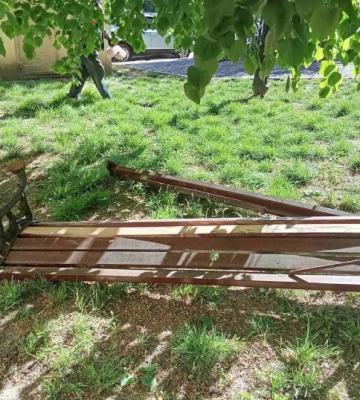 У Чернівцях на площі Філармонії вандали знищили лавицю