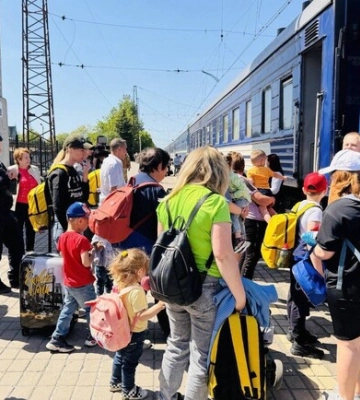 У деяких населених пунктах Дніпропетровщини оголосили обовʼязкову евакуацію для сімей з дітьми