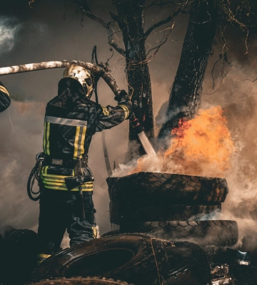 У селі біля Луцька чоловік підпалив шини на узбіччі