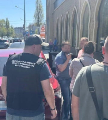 На Одещині псевдоадвокат за 15 000 доларів обіцяв зняти чоловіка з військового обліку