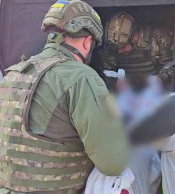 «Снаряди зруйнували будинки на вулиці»: поліцейські під обстрілом евакуювали маму з сином із Костянтинівки