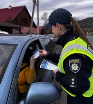 На Закарпатті, в Мукачеві патрульні поліцейські зупиняють всі автівки підряд - подробиці