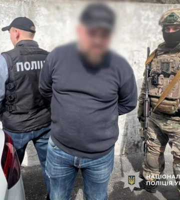 У Києві викрили схему виїзду за кордон за $50 тисяч: затримано організатора фейкових документів для