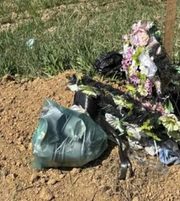 На кладовищі біля Луцька викинули сміття на могили воїнів 