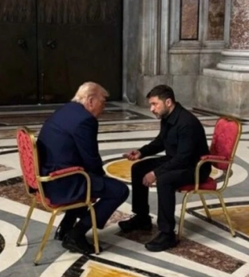 Макрон пояснив, що відбулося між Трампом і Зеленським на похороні Папи Римського