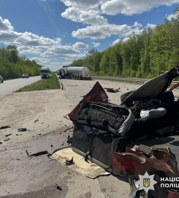 Водій загинув, неповнолітній пасажир потрапив до лікарні - поліція Житомирщини розслідує ДТП. ФОТО
