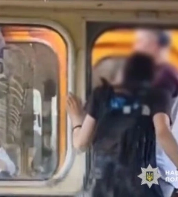 Каталися між вагонами метро, ризикуючи життям. У Києві затримано підлітків-зачеперів