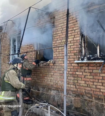 У Нікополі росіяни атакували рятувальників під час ліквідації пожежі
