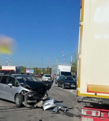 У Франківську зіткнулися автомобіль та вантажівка: постраждав водій