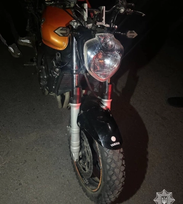 На Поліссі зупинили водія, який віз в багажнику мотоцикл