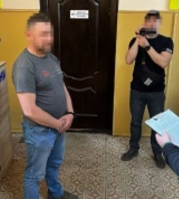 За 20 тисяч доларів допомагали втекти від призову: на Донеччині затримали поліцейського і працівника військкомату