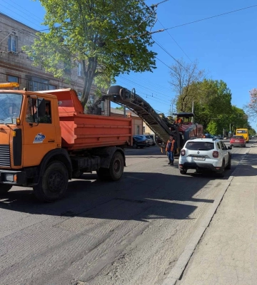 На Дубенській у Рівному знімають пошкоджений асфальт