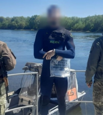 Чергова спроба втечі: прикордонники затримали на Дністрі плавця у гідрокостюмі