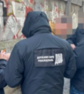 Співробітник Міноборони та Генштабу ЗСУ за 16 тисяч доларів знімав чоловіків з військового обліку