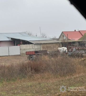 На півдні Одещини жінка отримала підозру за зайняття земельної ділянки в охоронній зоні для зберігання сільгосптехніки