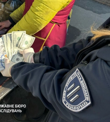 Співробітник Міноборони та Генштабу ЗСУ за 16 тисяч доларів знімав чоловіків з військового обліку
