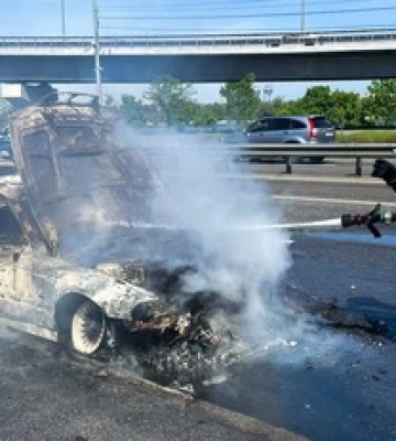 В Киеве на набережной дотла сгорел автомобиль