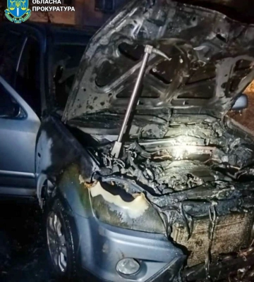 15-річна дівчина підпалила два військових автомобілі у Харкові