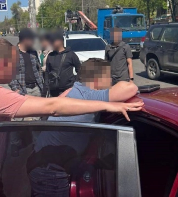 Співробітник Міноборони та Генштабу ЗСУ за 16 тисяч доларів знімав чоловіків з військового обліку