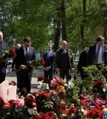 У Києві делегація Парламентської Асамблеї НАТО вшанувала пам’ять загиблих на місці ракетного удару