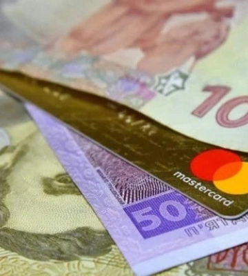 Шахрай видурив у черкащанки 250 тисяч, відкривши кредити на її ім’я та батька