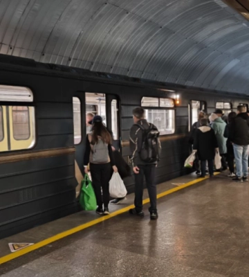 Щоранку на станціях метро у Дніпрі оголошуватимуть хвилину мовчання за загиблими внаслідок війни