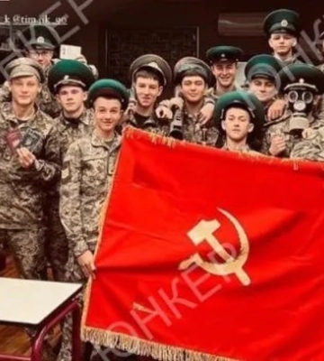 У Луцьку учні військового ліцею позували із символікою СРСР. Як їх покарали