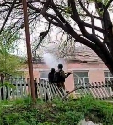 Рятувальники загасили пожежу в навчальному закладі після російського обстрілу Сумщини. ФОТО