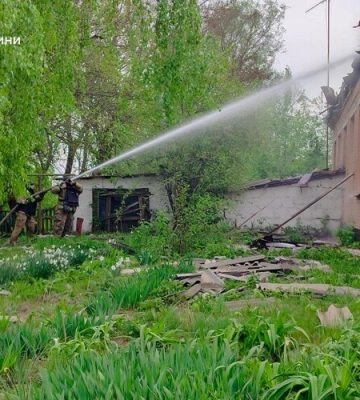 На Сумщині внаслідок російського обстрілу спалахнула пожежа у навчальному закладі