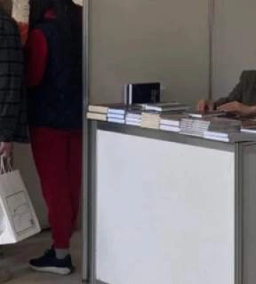 "У пана Юрия раскупили все": история одного чуда на "Книжной стране", которое растрогало сеть