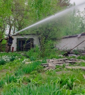 На Сумщині рятувальники під час гасіння пожежі потрапили під повторний обстріл РФ