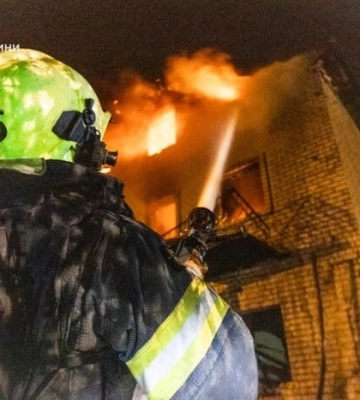 У Дніпрі вибухи та велика пожежа