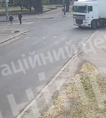 Фура протаранила легковика: у Дніпрі на трамвайних коліях сталася ДТП