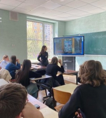 Ужгородські школярі дізналися про злочини проти громадського порядку: інспектори провели профілактичне заняття