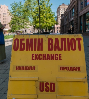 НБУ різко підвищив курс долара і опустив євро