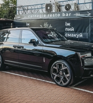 Эксклюзив за $700 000: в Киеве засветился новейший заряженный кроссовер Rolls-Royce 