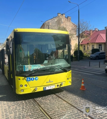 У Львові внаслідок ДТП за участю автобуса три жінки потрапили до лікарні. ФОТО