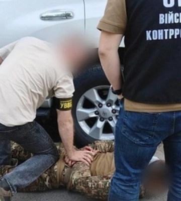 За гроші допомагав тютюновим контрабандистам – правоохоронця з Волині викрили і затримали