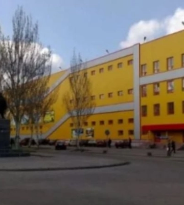 На украденном торговом центре в Мелитополе оккупанты меняют вывеску 