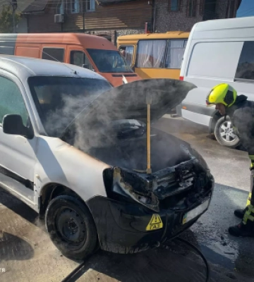 Авто спалахнуло на ходу: у Хусті під час руху загорівся Peugeot Partner
