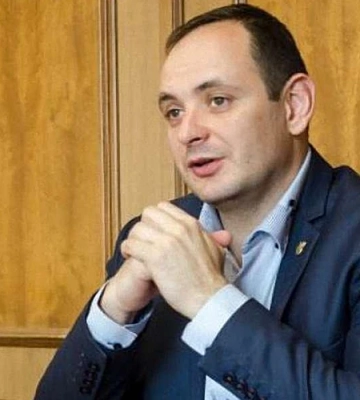Мер Івано-Франківська провів опитування “Чи можна бити дітей за російську мову?”. Ось результати