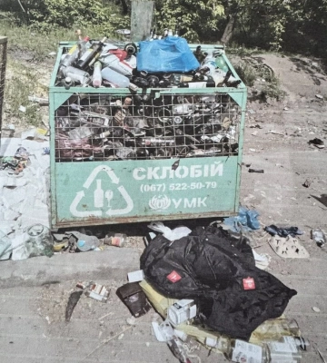 Контейнери для сортування вторсировини в Черкасах “обросли” сміттям: що кажуть у компанії (ФОТО)