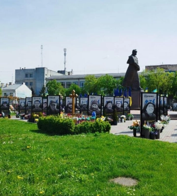У центрі Рівного встановили ще 51 портрет полеглих Героїв