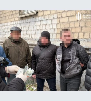 Судитимуть правоохоронця з Дніпра, який за хабар обіцяв ухилянтам "прибрати" їх дані з бази розшуку ТЦК, - ДБР. ФОТО
