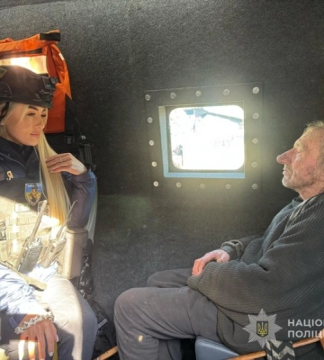 Під обстрілами поліцейські «Білого янгола» евакуювали 72-річного маломобільного чоловіка з прикордоння