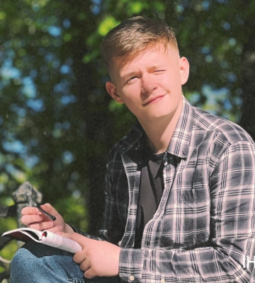“Люблю Франківськ, батьків та писати”: інтерв’ю у віршах з молодим поетом