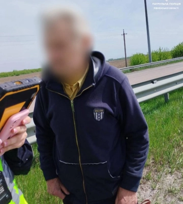 Односельці допомогли патрульним знайти оселю чоловіка, який забув дорогу додому